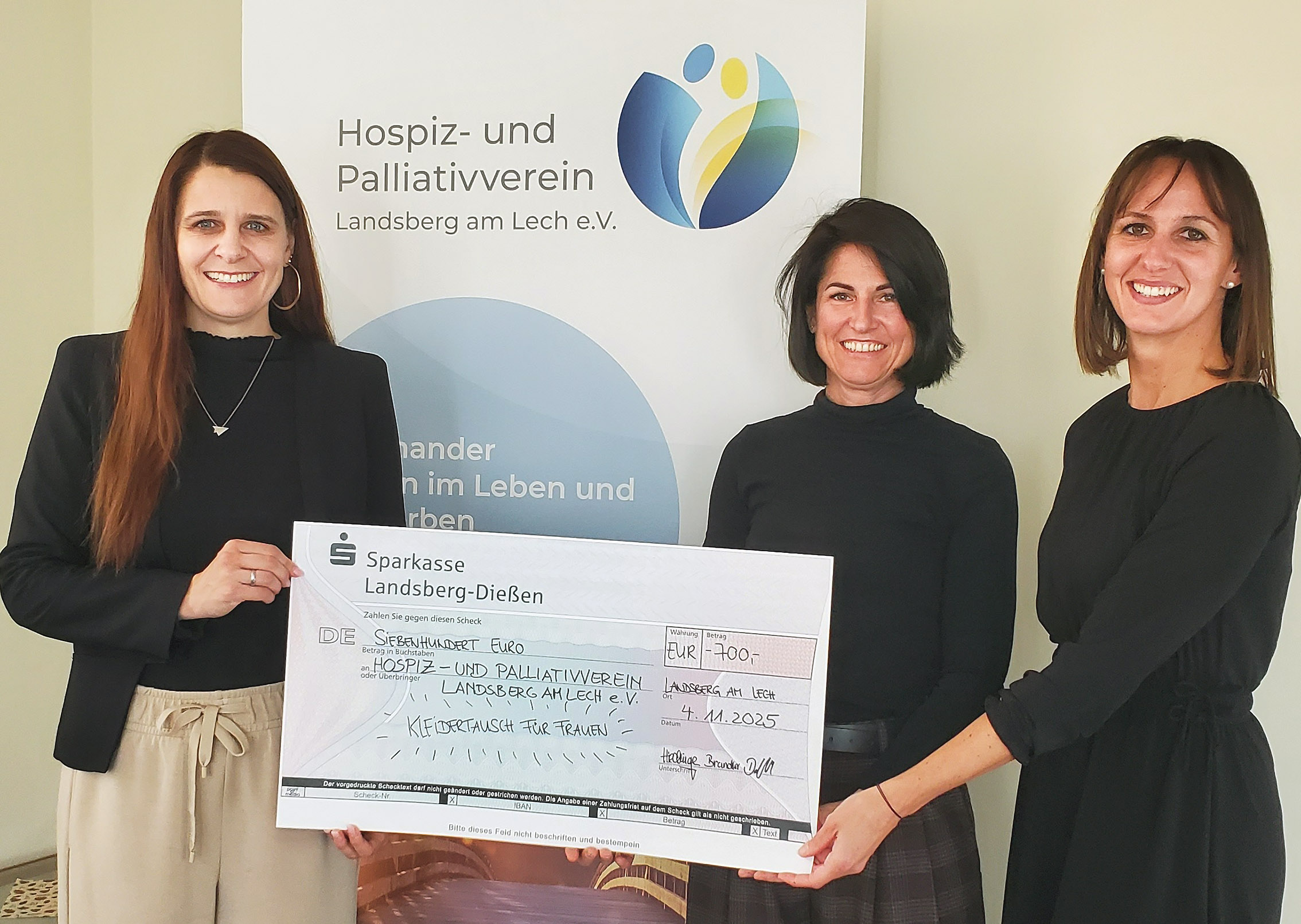 Kuchenbuffet beim Kleidertausch tut Gutes